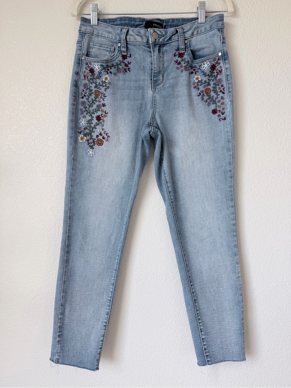 Versona Embroidered Floral Skinny Jeans Light Wash Raw Hem Size 29